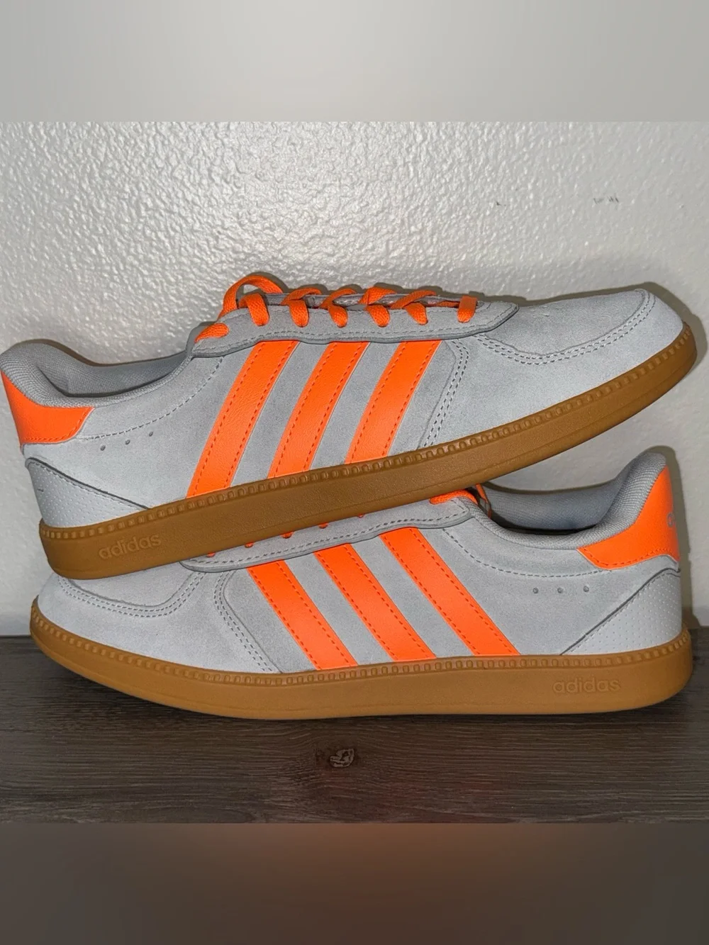 adidas women’s Breaknet Sleek sneaker size 8W, grey/orange, brand new in box
